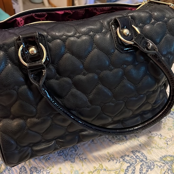 Betsy Johnson black bag with hearts - Picture 2 of 4